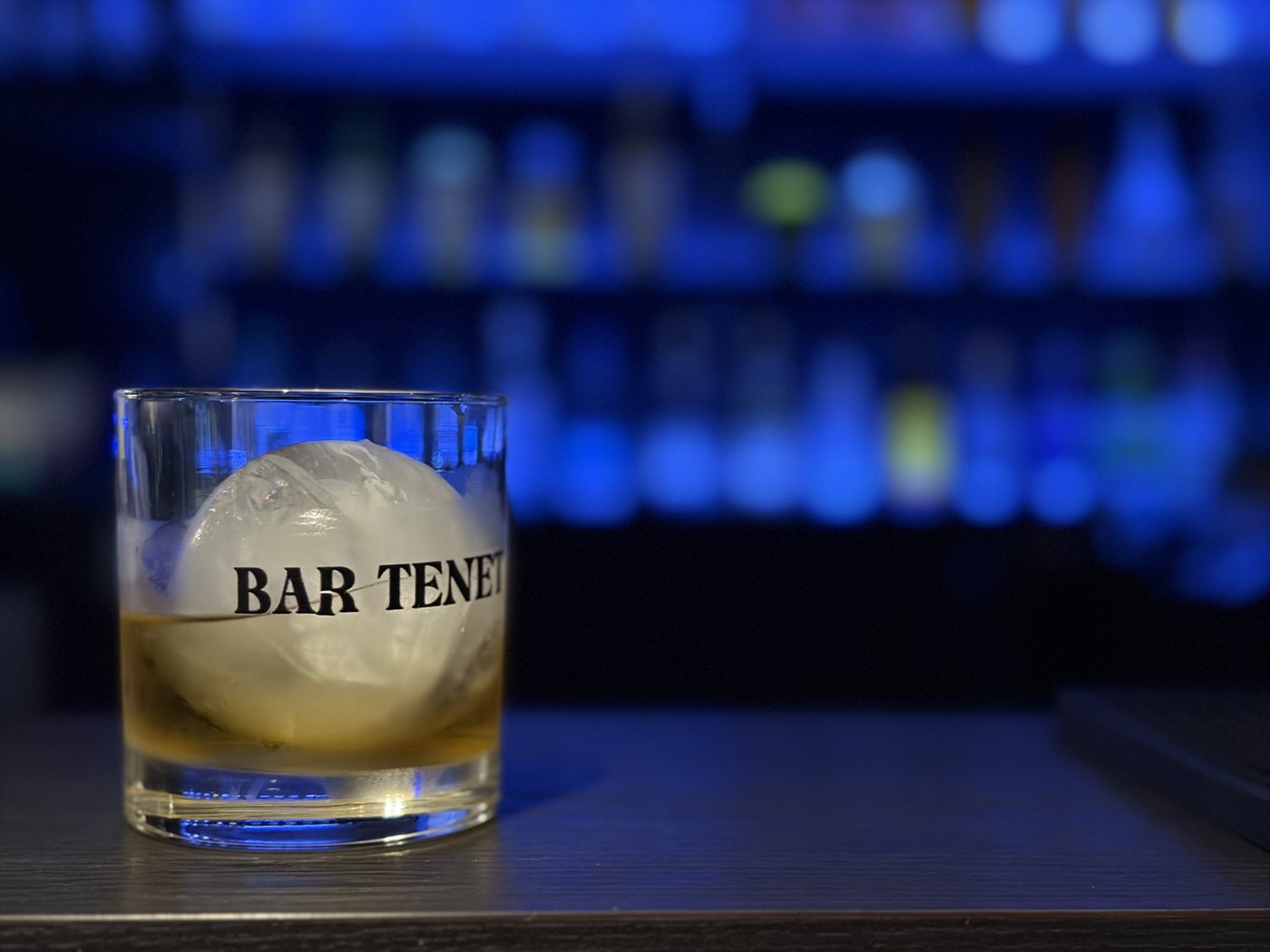 BAR TENET ロゴ入りグラスのウイスキー(丸氷)