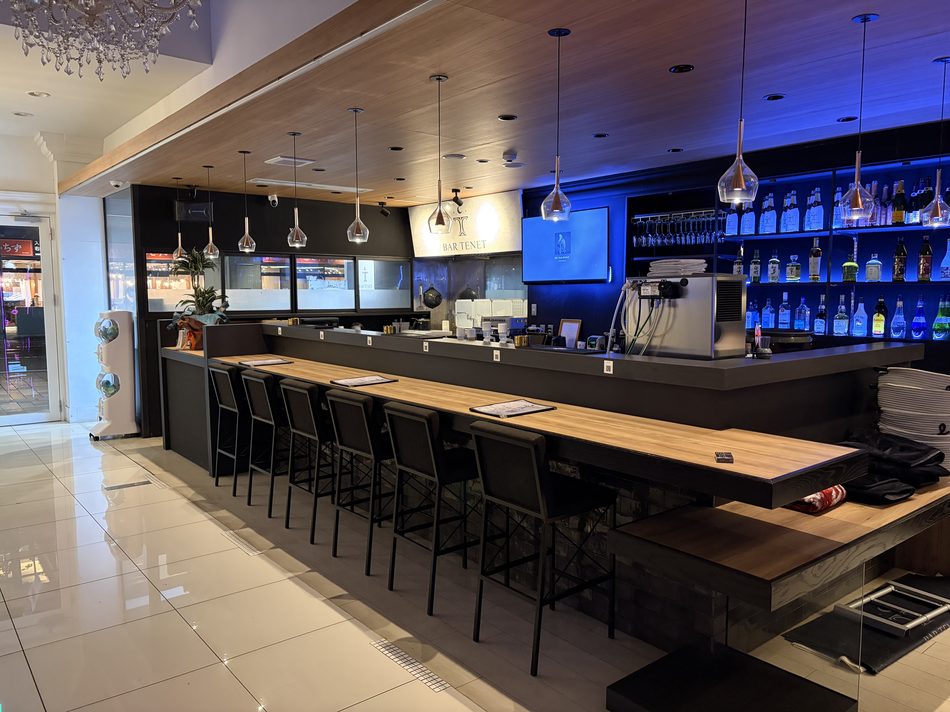 カウンター席(奥にBAR TENETサイン)